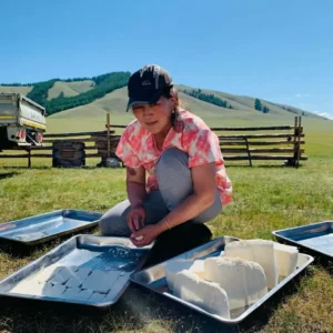 Nomadic lady is making cirds